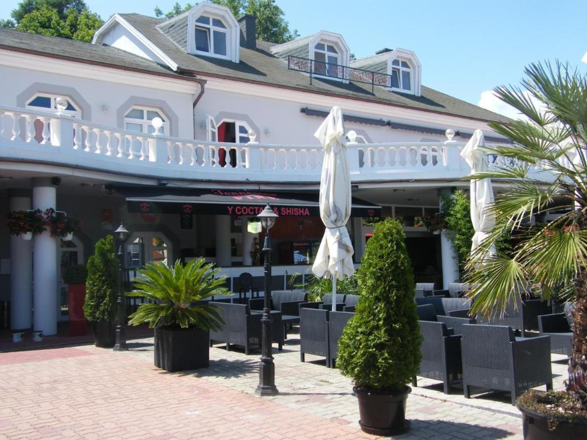 Bed and Breakfast Y Panzio Balatonlelle Exterior foto