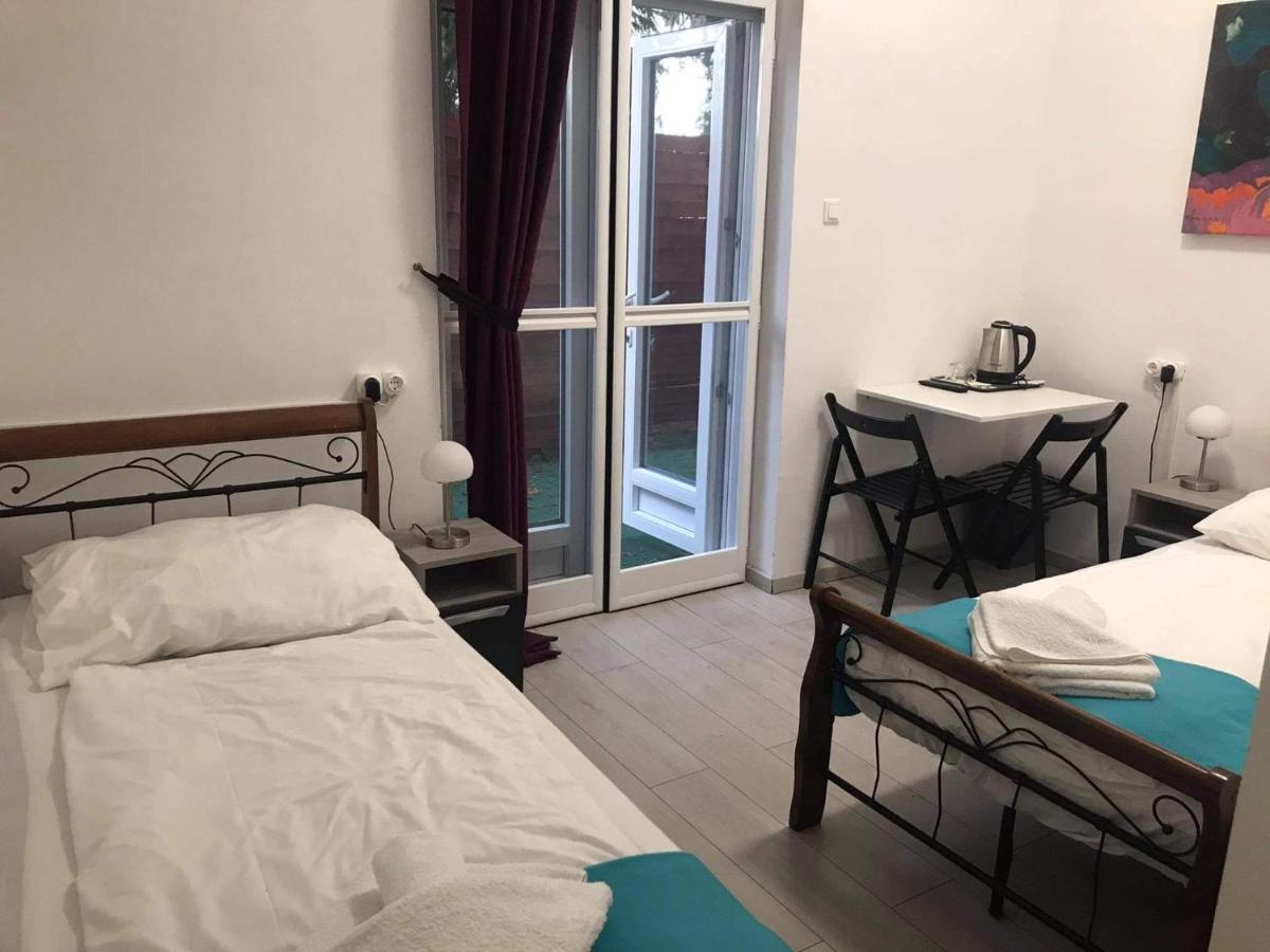 Bed and Breakfast Y Panzio Balatonlelle Exterior foto