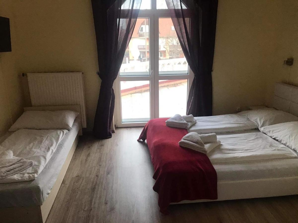 Bed and Breakfast Y Panzio Balatonlelle Exterior foto