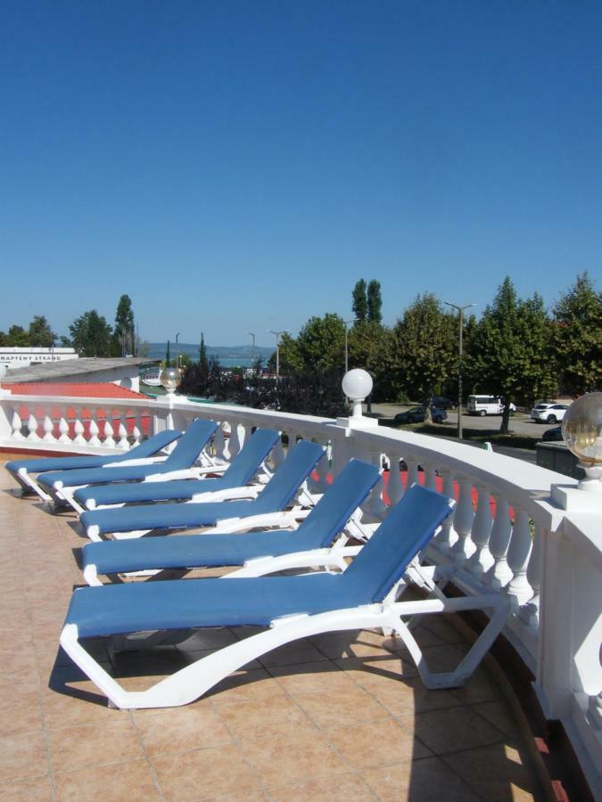 Bed and Breakfast Y Panzio Balatonlelle Exterior foto